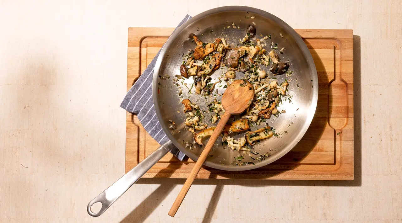 clean pans stainless